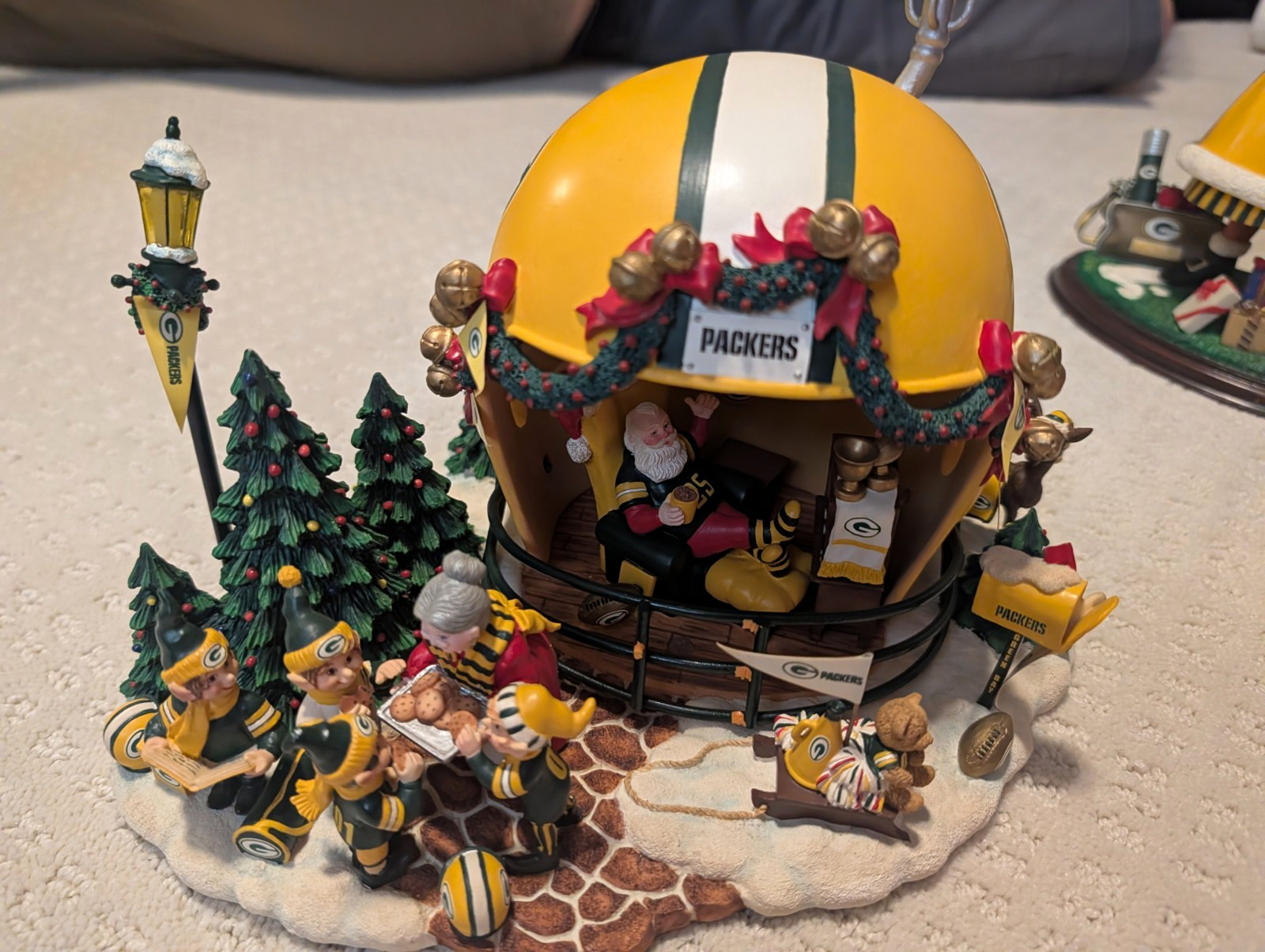 Green Bay Packers Christmas Santa Claus Resin Figurine Sculpture 3D Effect