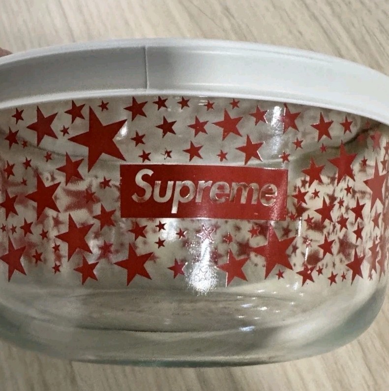 Supreme Pyrex FW23 2 Cup Glass Bowl W/ White Lid New 7200 Clear Glass Red Stars Supreme Pyrex FW23 2 Cup Glass Bowl W/ White Lid New 7200 Clear Glass Red Stars