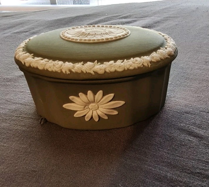 Rare Green Wedgwood Daisy Trinket Jar Excellent 3\