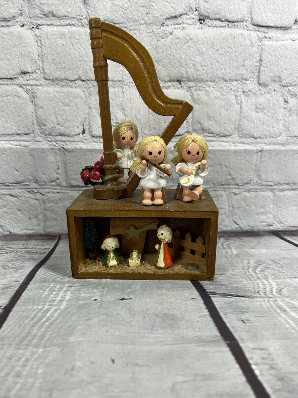 VTG 91 Enesco Wooden Nativity Scene Music Box hand wind 8 x 5\'\'
