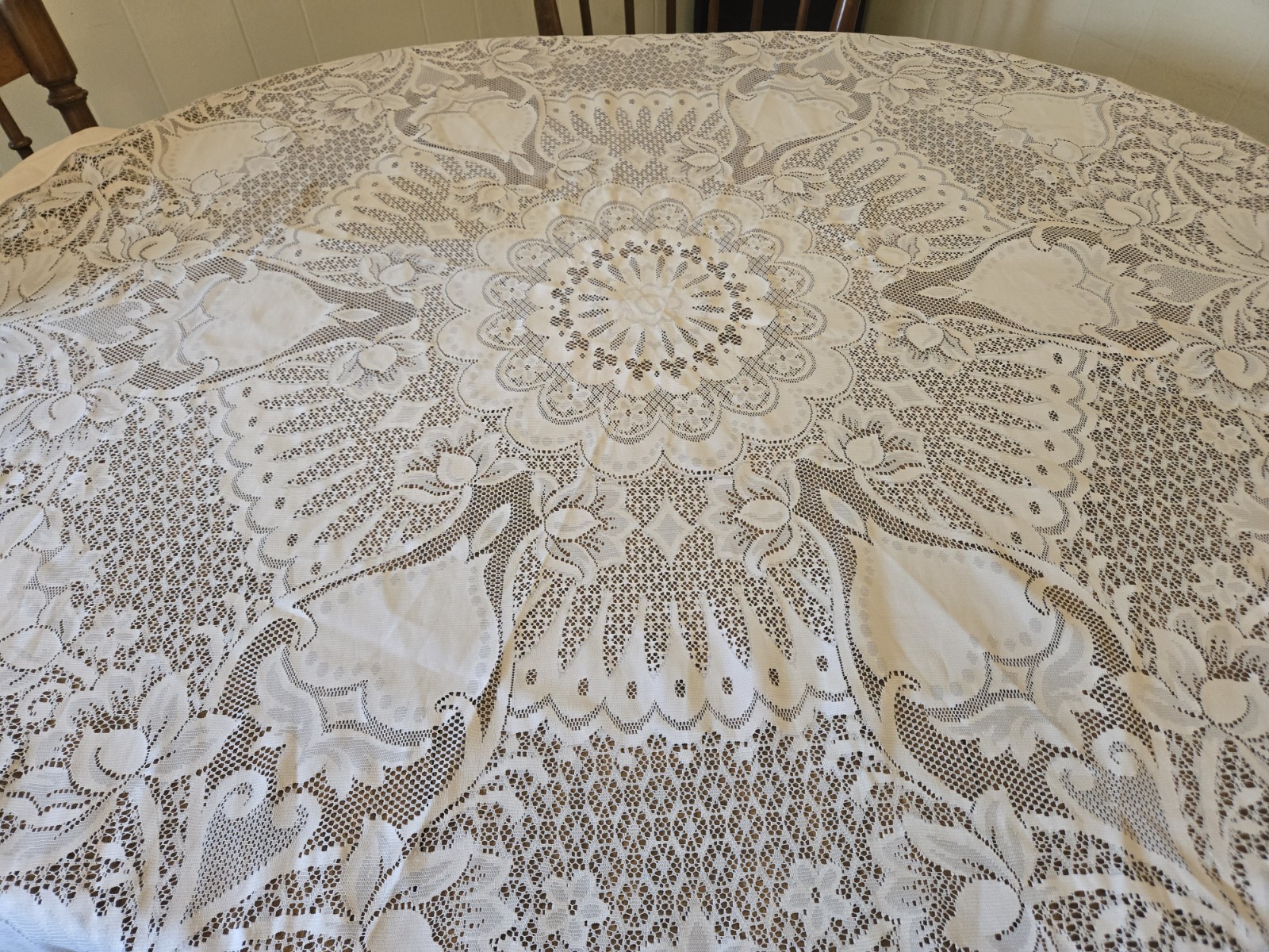 Vintage Quaker Lace Round Tablecloth White Floral Medallion Mid Century 60 Inch
