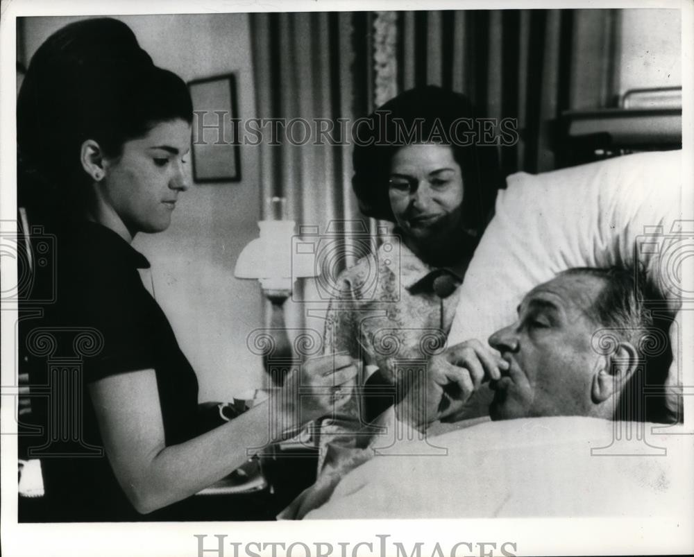 1966 Press Photo Lyndon B. Johnson with Family at Bethesda Naval Hospital