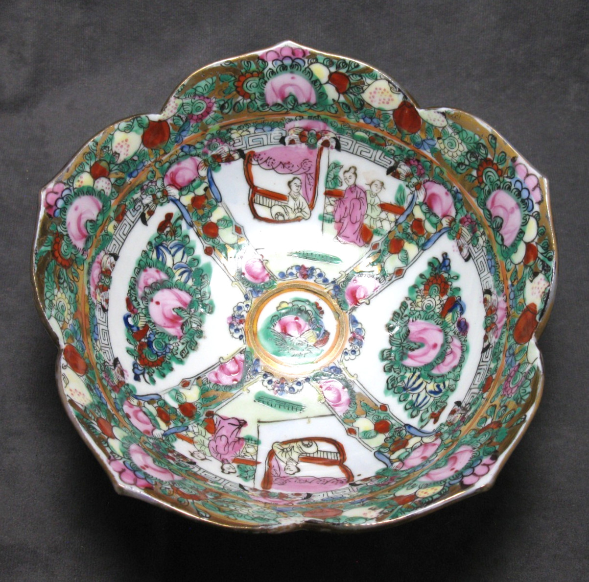 Vintage Mid-20th Century Rose Medallion Scalloped Bowl – 7.5\