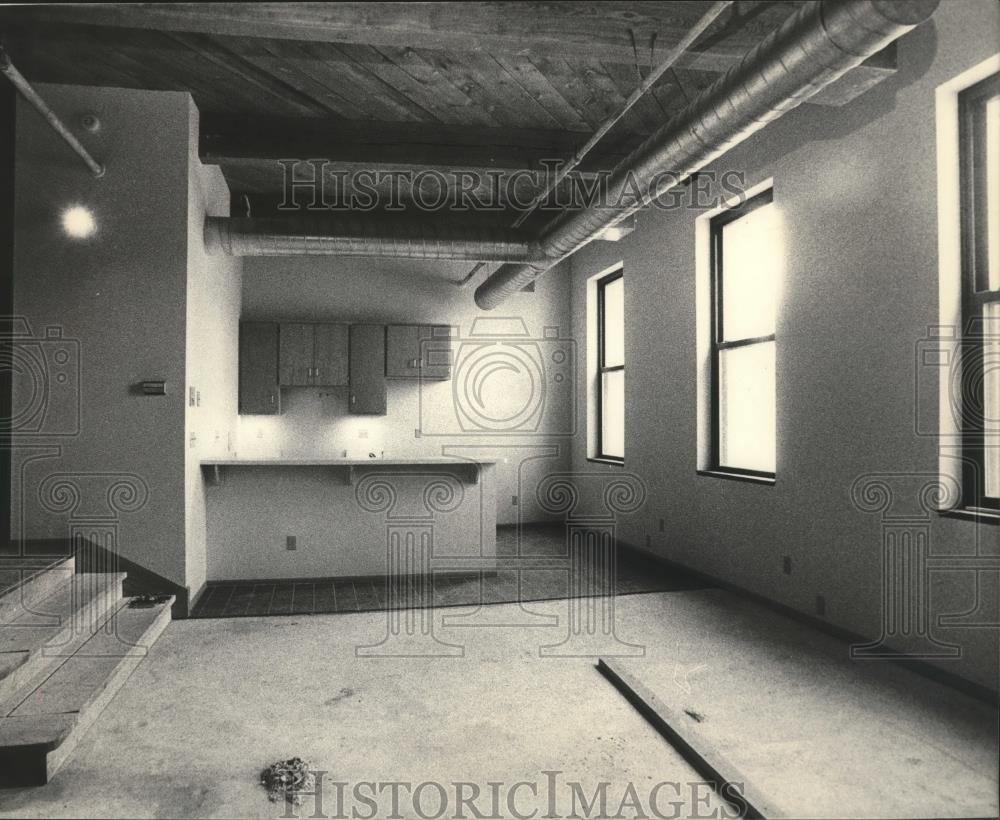 1985 Press Photo Gary Petersen's Empty Living Room Toward the Kitchen