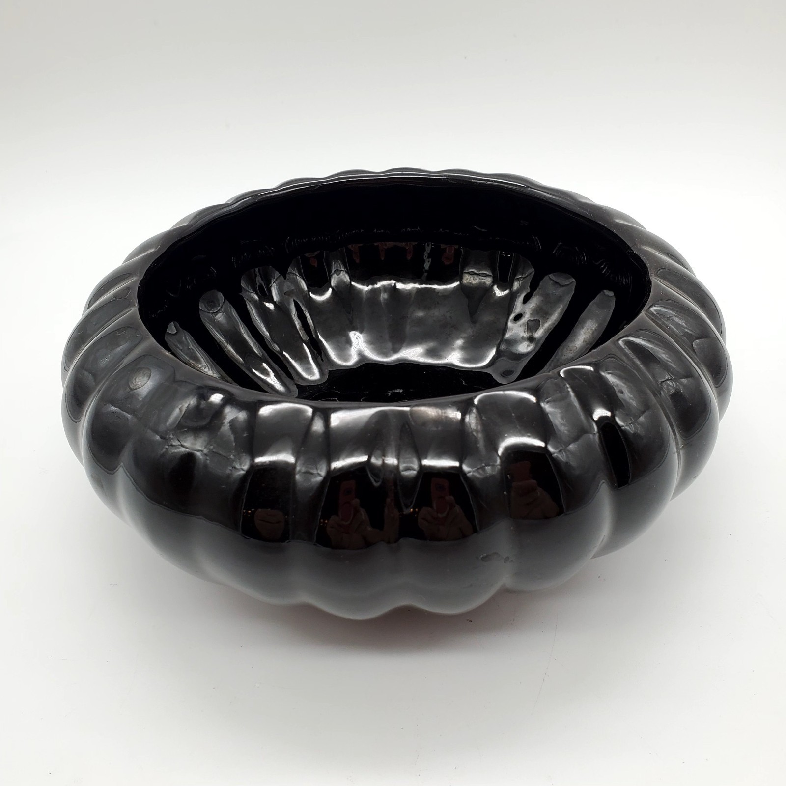 PLANTER BOWL RIBBED SCALLOPED DESIGN - HAEGER ? Black round. Not marked PLANTER BOWL RIBBED SCALLOPED DESIGN - HAEGER ? Black round. Not marked