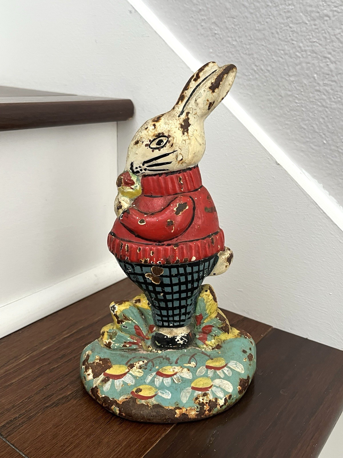 ANTIQUE VINTAGE c.1920's RABBIT in SWEATER EATING CARROT DOORSTOP