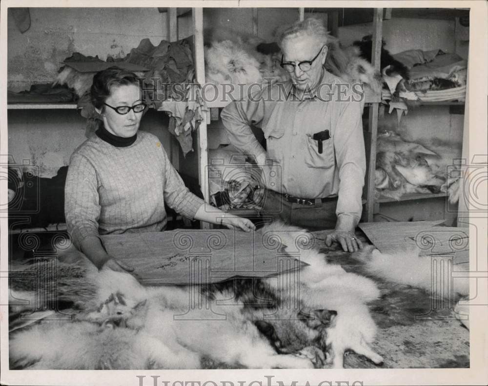 1968 Press Photo Worker checks pattern with Sidney Lanham in Grand Rapids