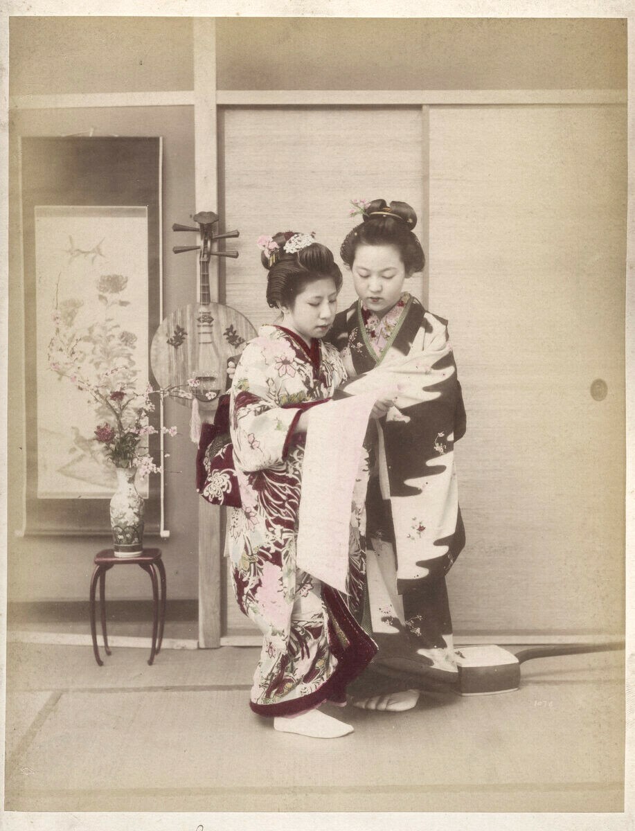 c.1880\'s PHOTO - JAPAN GIRLS READING A LETTER