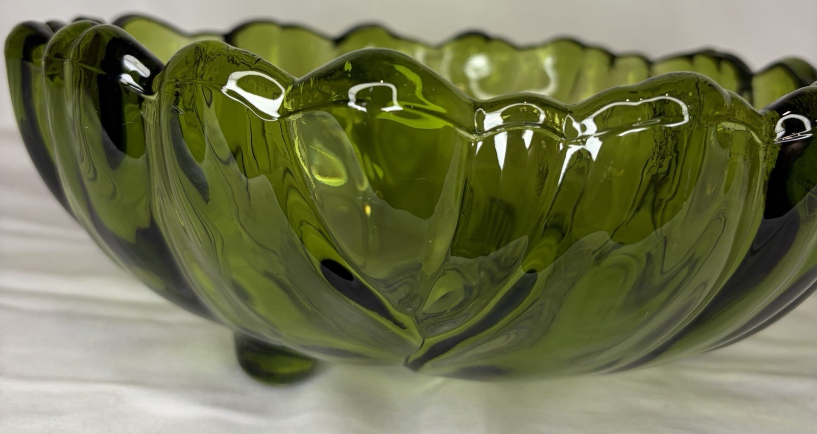 Vtg Indiana Glass avocado green footed Round Scalloped Rim serving bowl 10.75”
