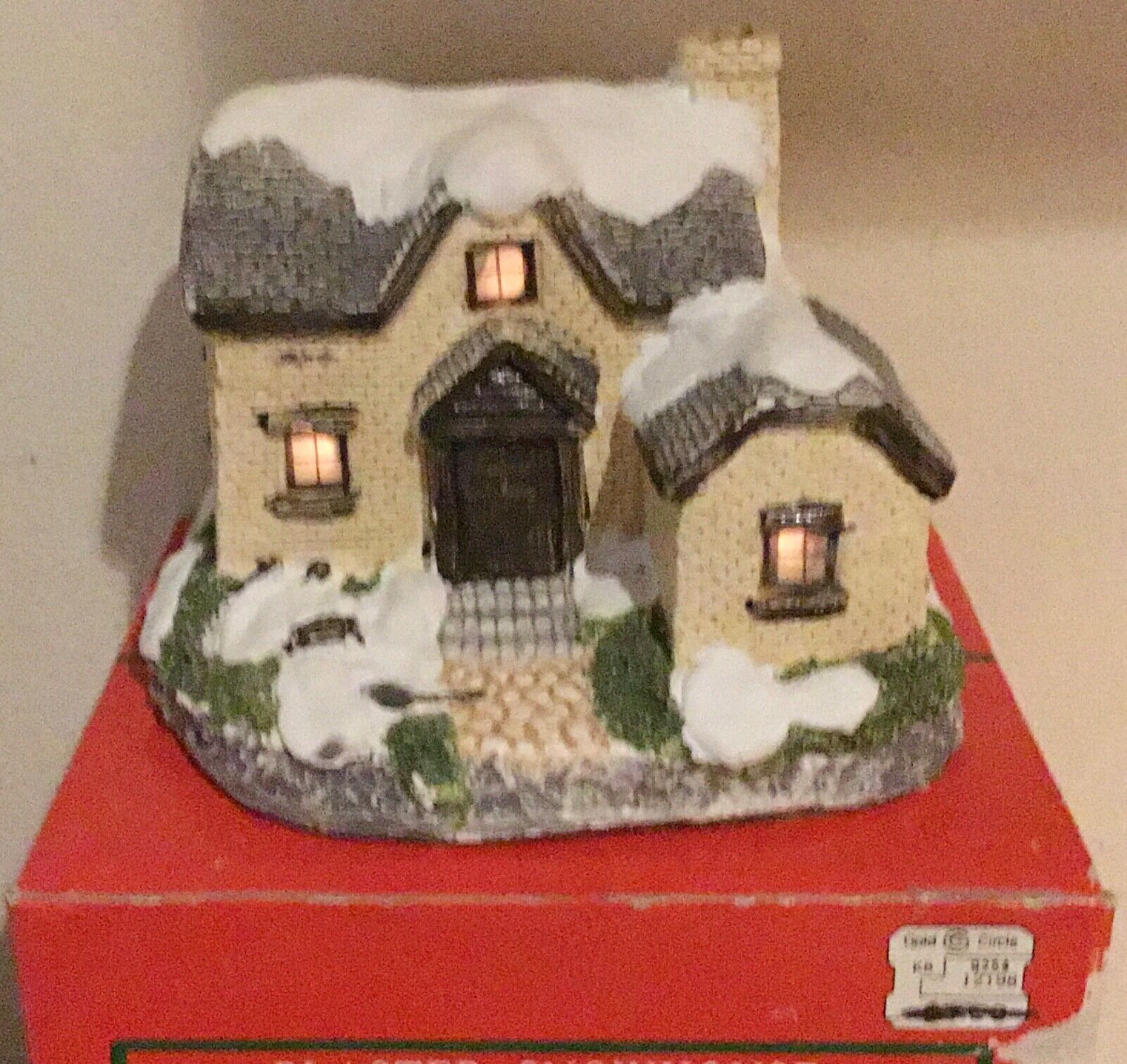 CHRISTMAS IMPRESSIVE LOVELY SNOW COVERED HOUSE LIGHTED RESIN BATTERY OPERATED