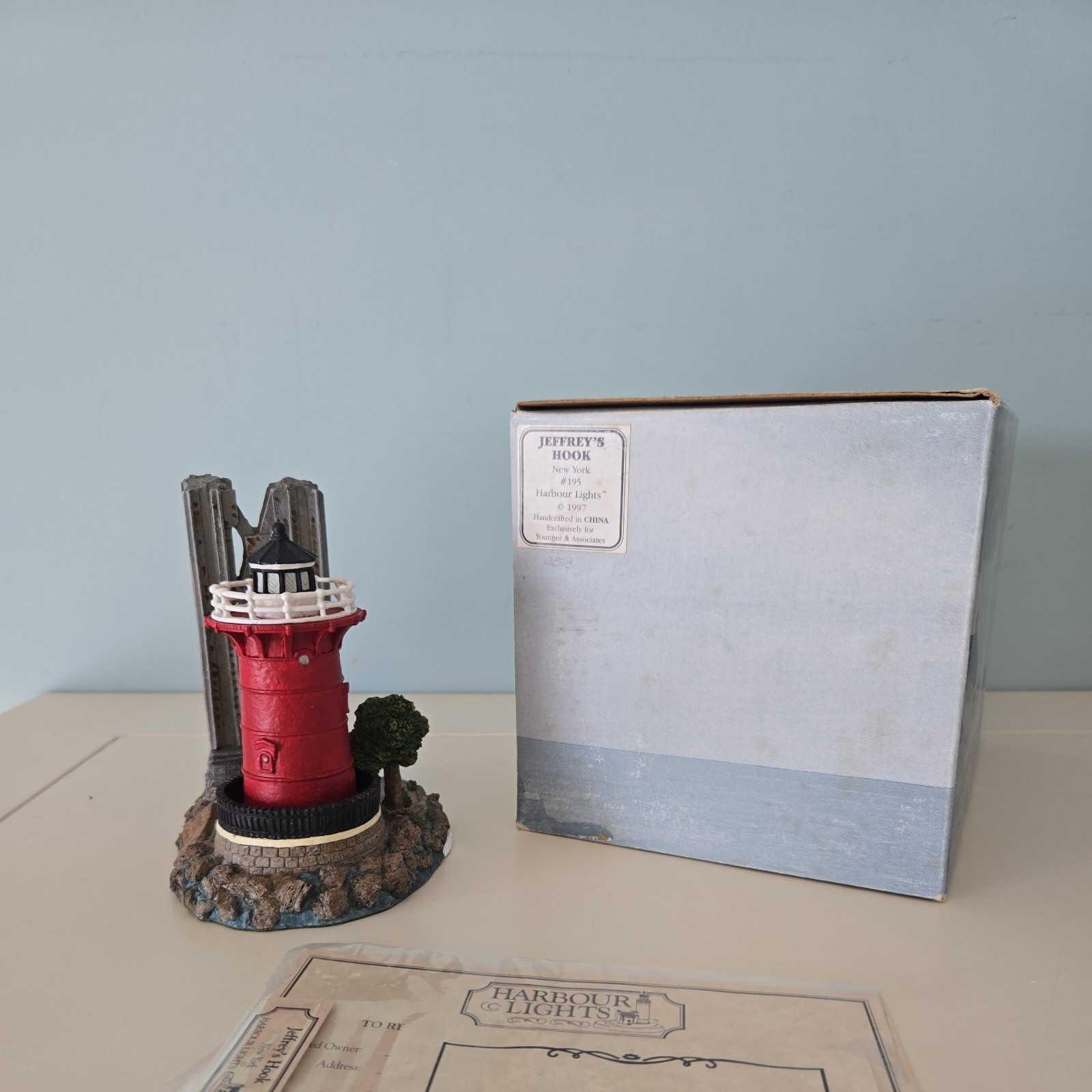 VINTAGE HARBOUR LIGHTS LIGHTHOUSE 1997 JEFFERYS HOOK NEW YORK HL #195