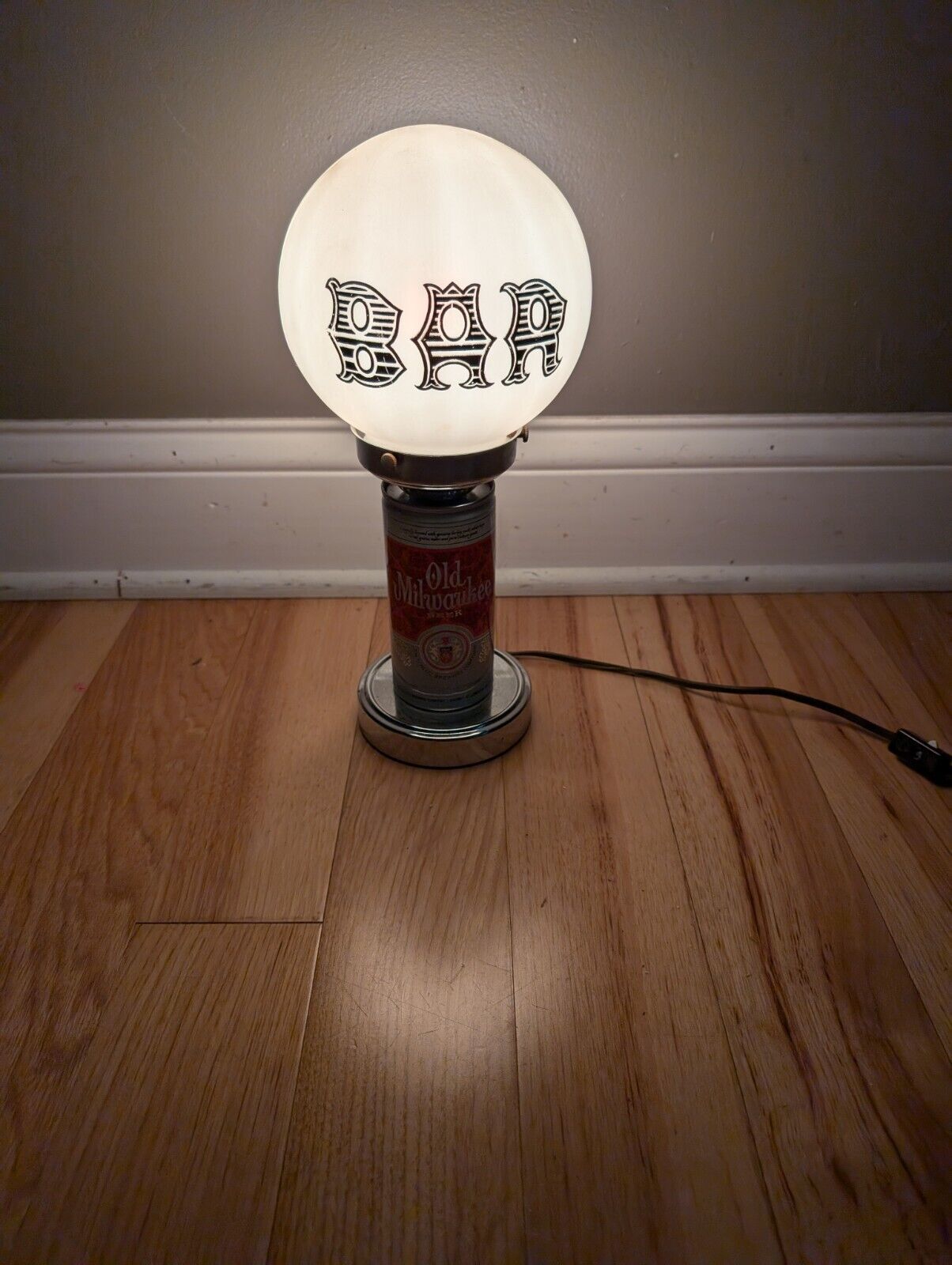 Vintage OLD MILWAUKEE Beer Can Light Lamp Sign Display Bar Globe