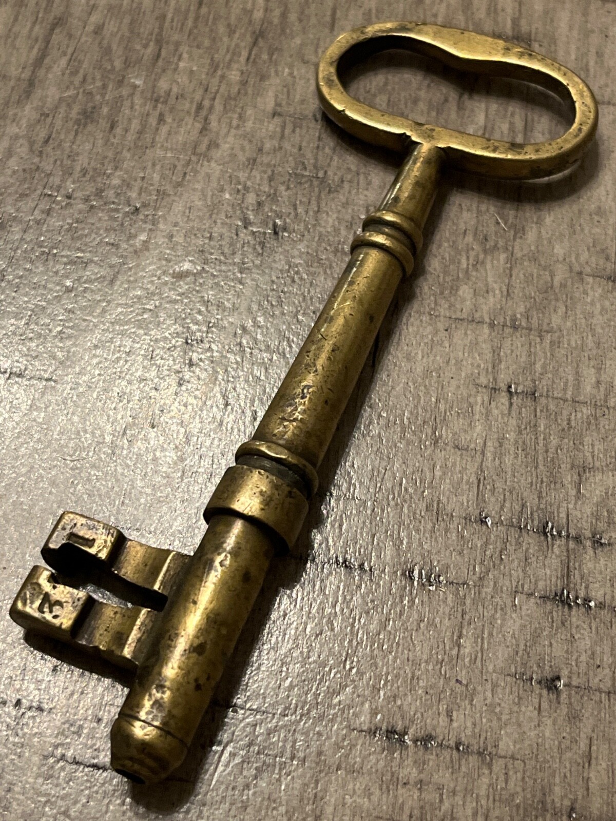 Antique handsome yellow brass #\'d 31 skeleton solid barrel key 051225cAAZHE