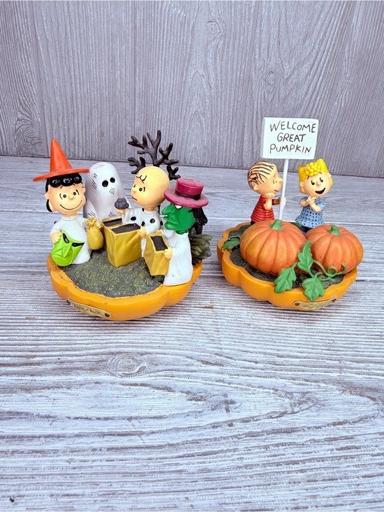 Hawthorne Village peanuts awaiting the great pumpkin Halloween village figurines