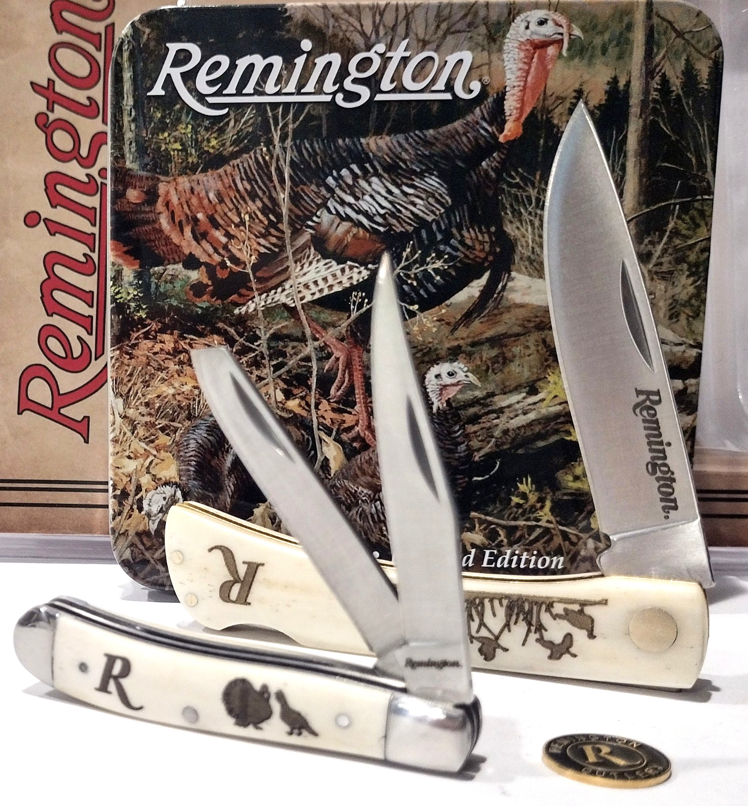 Remington Scrimshaw Wild Turkey Tin White Bone Peanut Lockback Pocket Knife Set