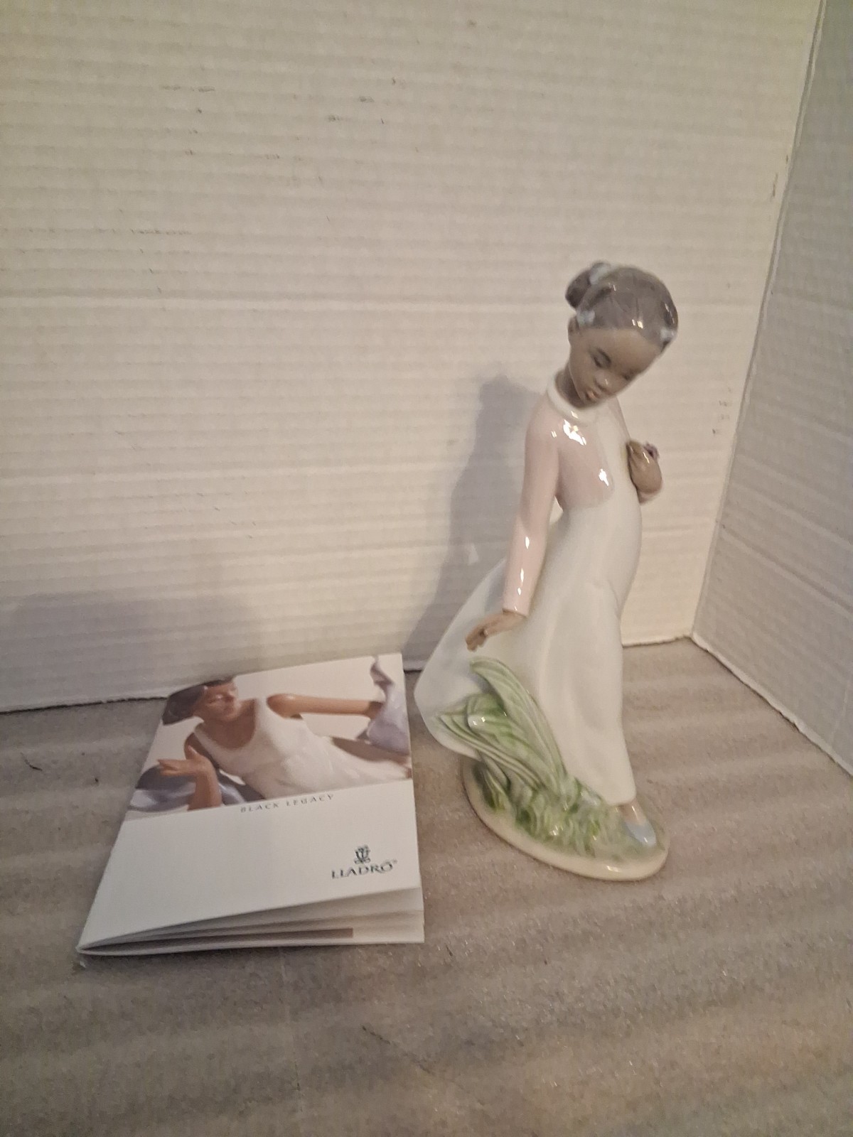 Lladro Black Legacy Pretty Flowers W/box. Approx 8 Inches Tall