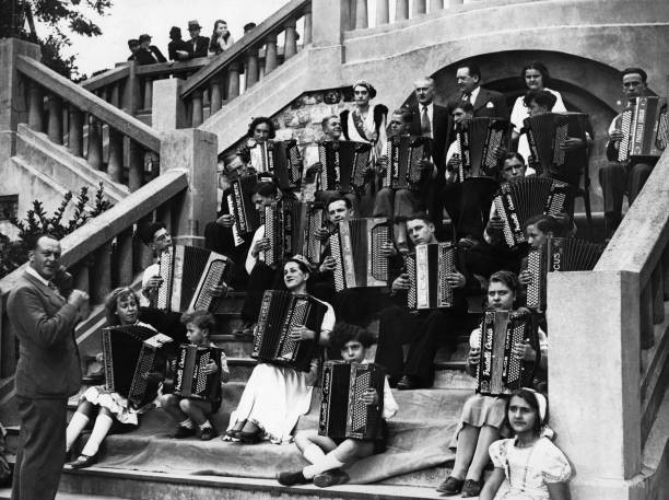 The competitors Coupe de France des accordeonistes are gathered a- 1937 Photo