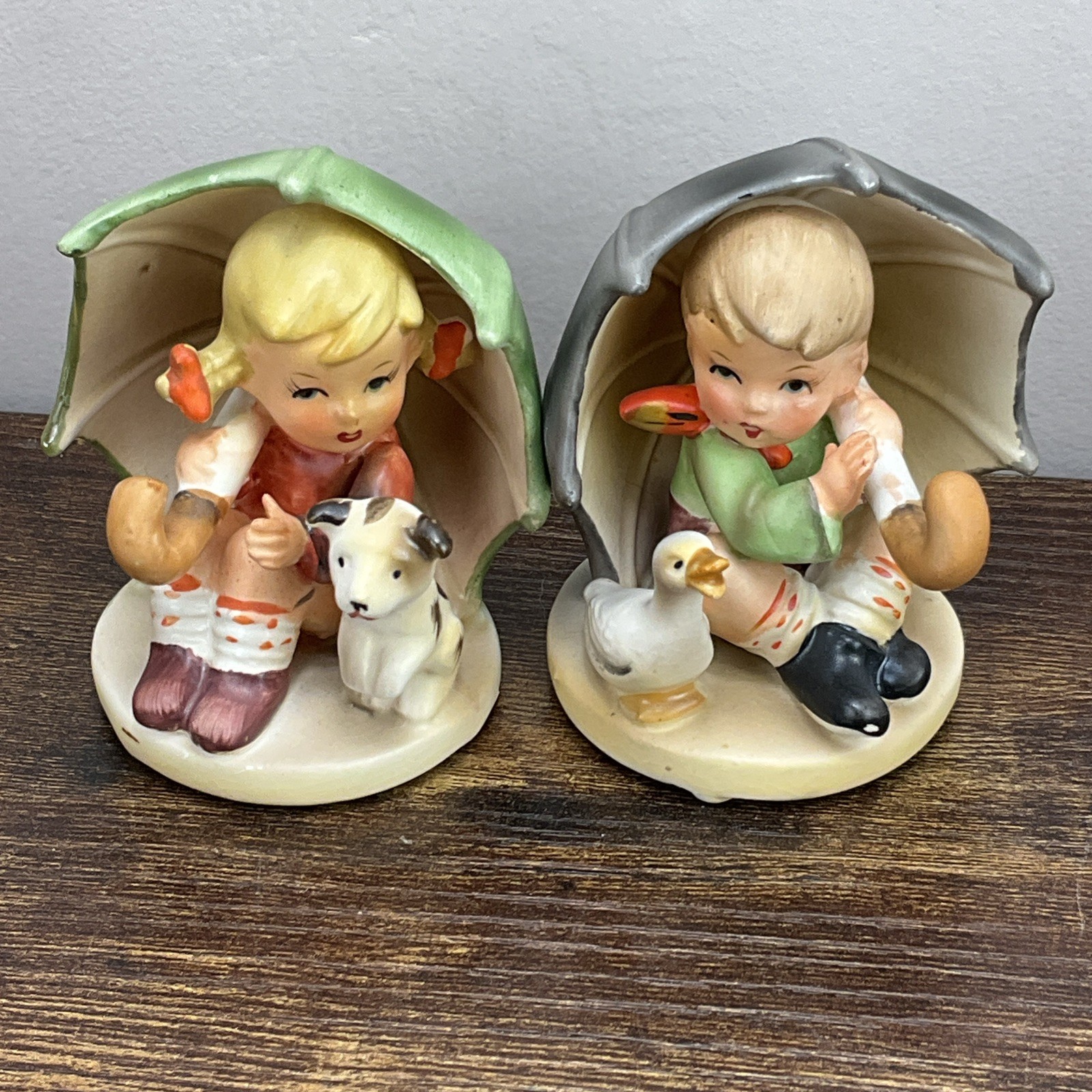 Arnart Figurines Boy & Girl Sitting w/ Umbrellas Duck Puppy Vintage Set 3727