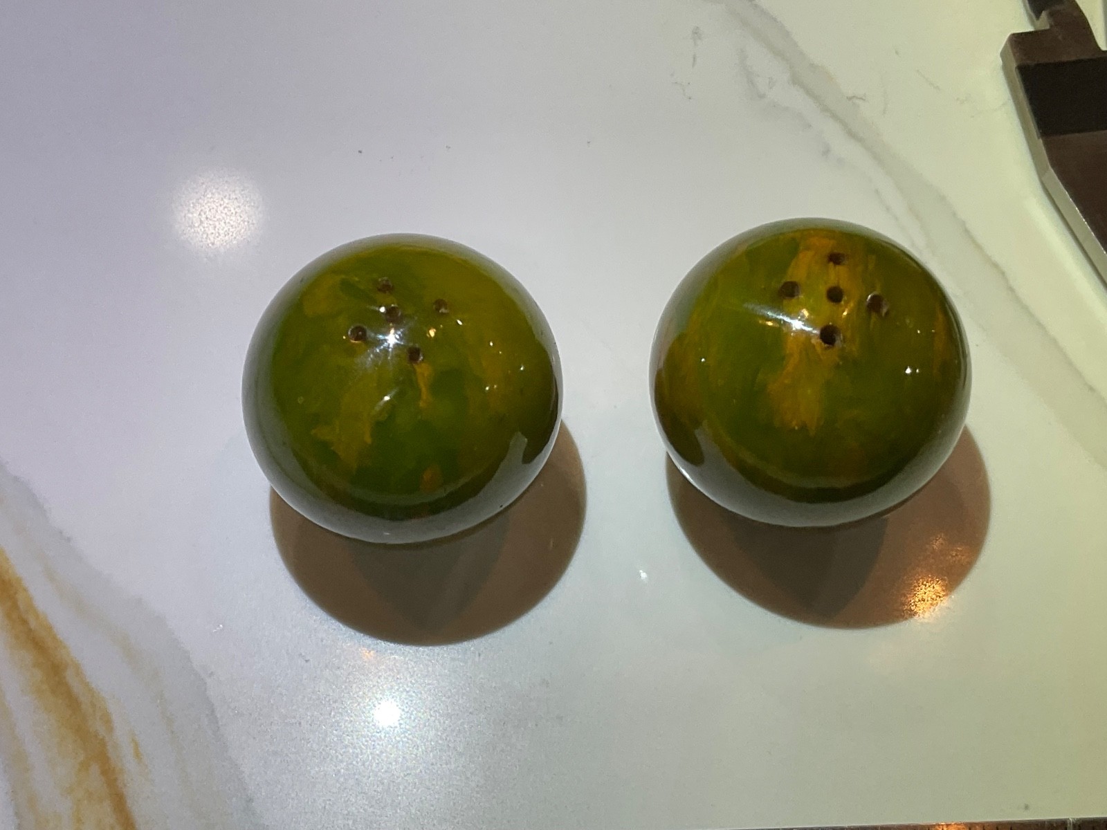 ———-——BEAUTIFUL  SET  OF BAKELITE  SALT AND PEPPER SHAKERS————-