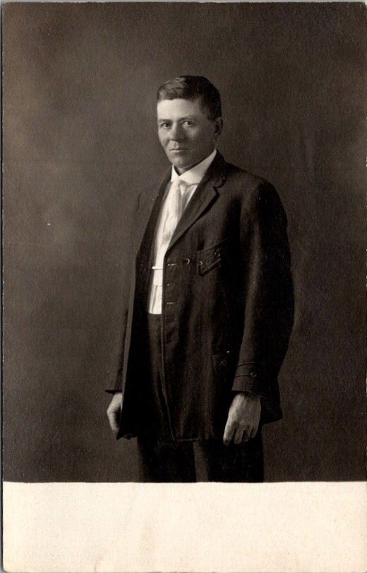 Vintage RPPC Postcard Portrait of Man in Suit & Tie c.1904-1920s           12511