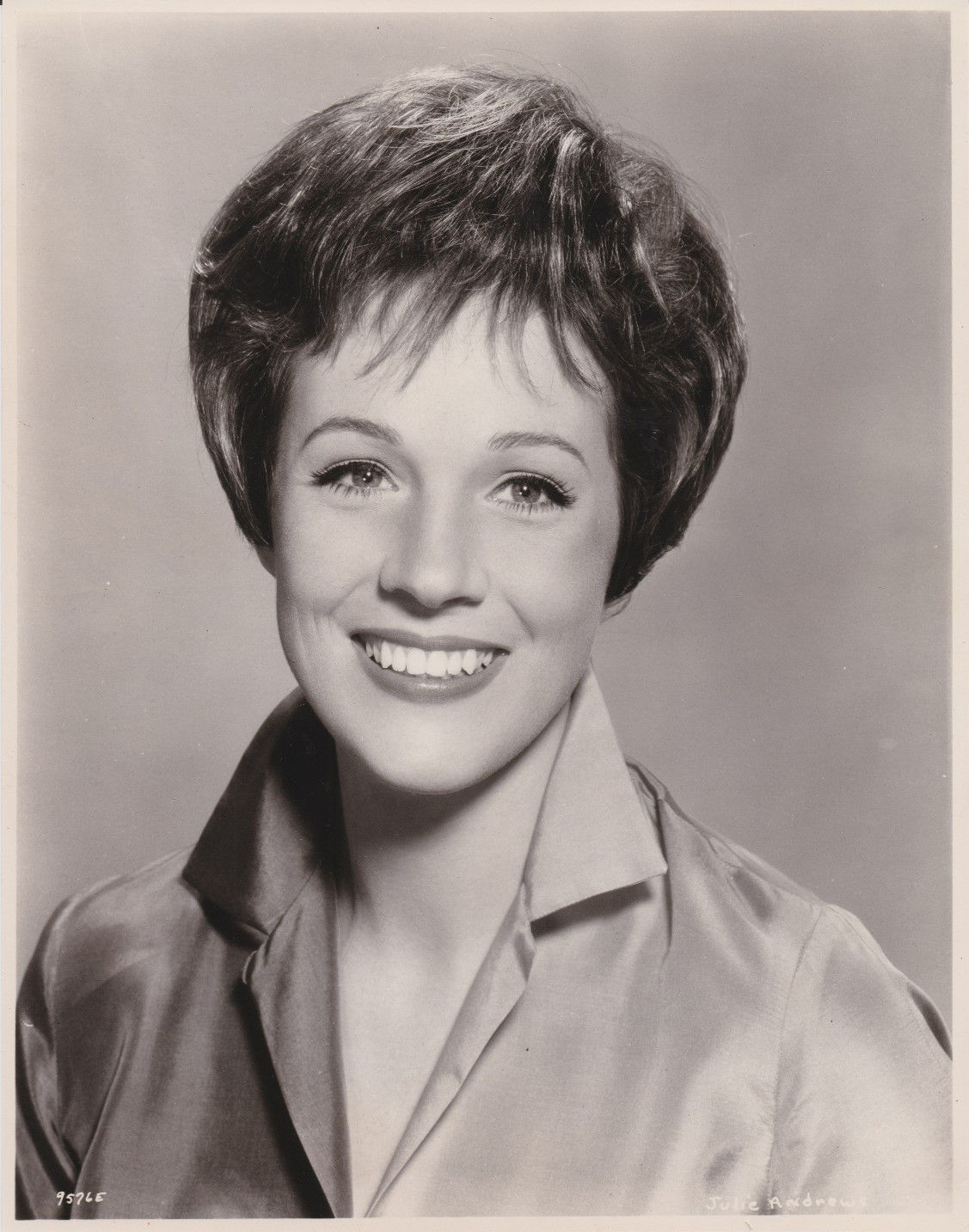 1965 Press Photo Actress and Singer Julie Andrews Poses for Publicity Portrait