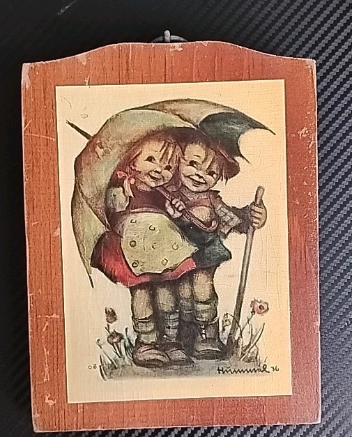 Hummel Manchester Wood Vermont Print Plaque - Kids w/Umbrella in Rain