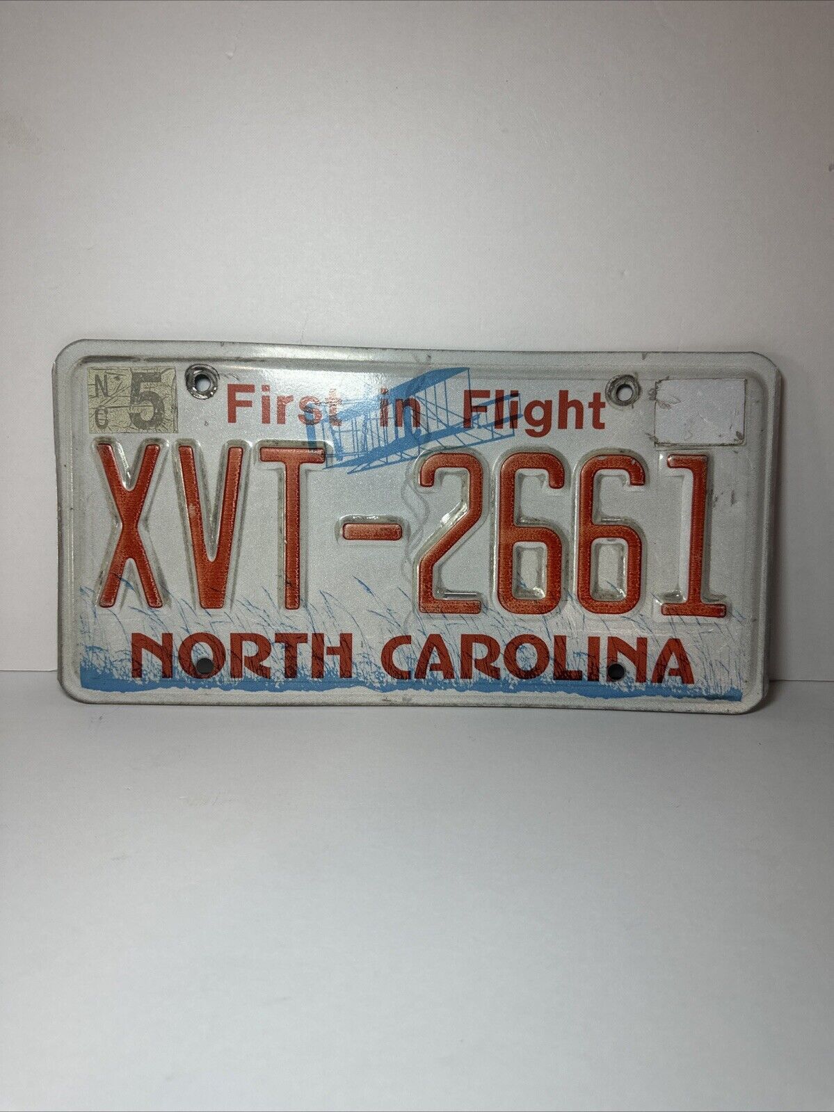 VINTAGE NORTH CAROLINA LICENSE PLATE FIRST IN FLIGHT ✈️ XVT-2661 NICE😎