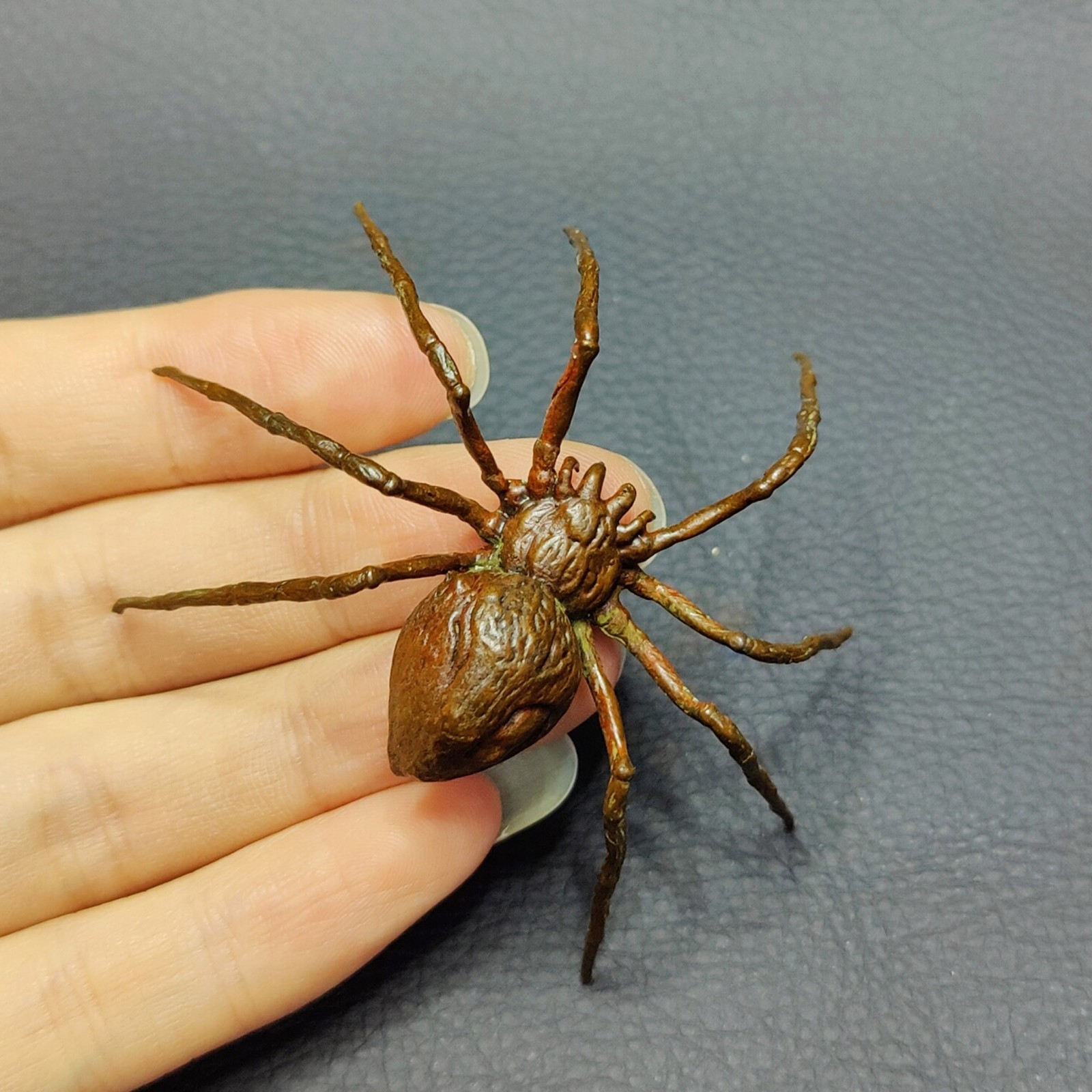 Lifelike Bronze Spider Statue Ornament，Vintage Copper Metal Spider Figurine Gift