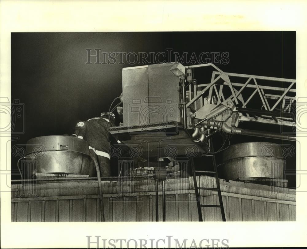 1988 Press Photo Here are firemen pumping water down vent on roof of Deanie's. 1988 Press Photo Here are firemen pumping water down vent on roof of Deanie's.