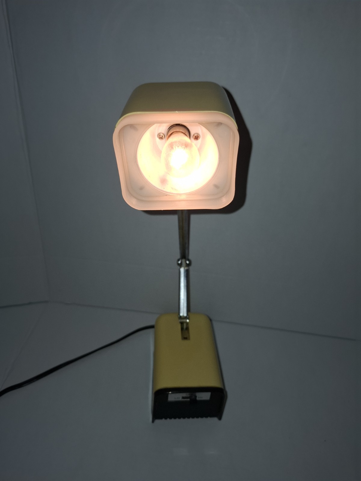 Rare Vintage MOBILITE Portable Light - MODLE NO 76 - Works Great