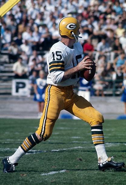 Bart Starr of Green Bay Packers drops back pass against San Franci- Old Photo 1