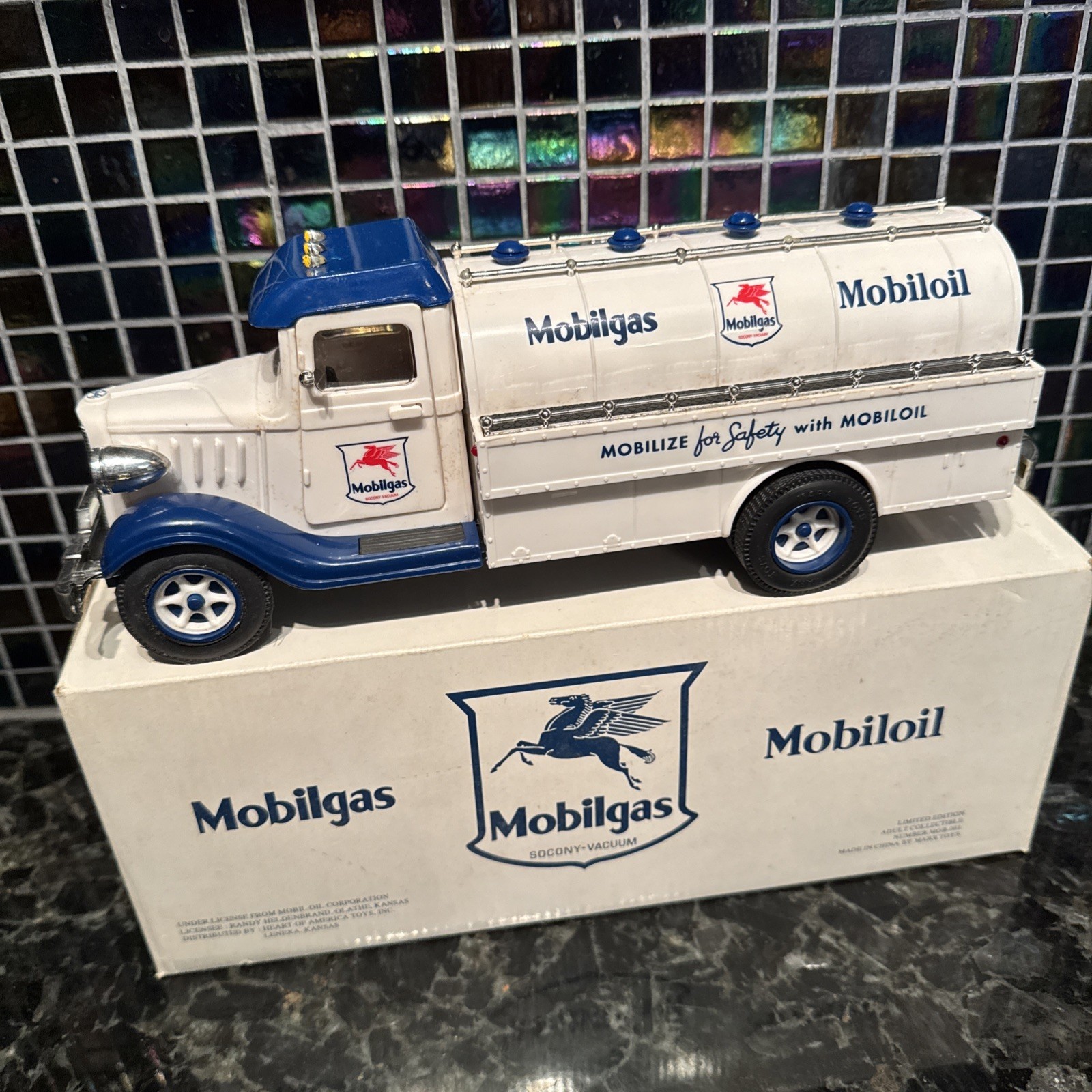 LIMITED EDITION MOBILGAS #MOB-001 MOBILOIL TRUCK BANK NEW IN BOX ALL LIGHTS WORK