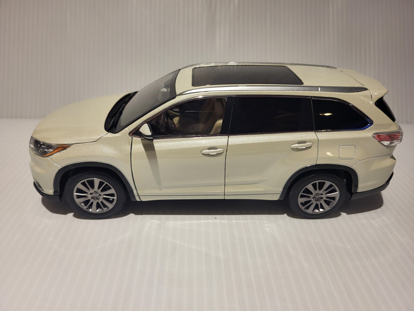 Mitsubishi Outlander 1/18 dealer model