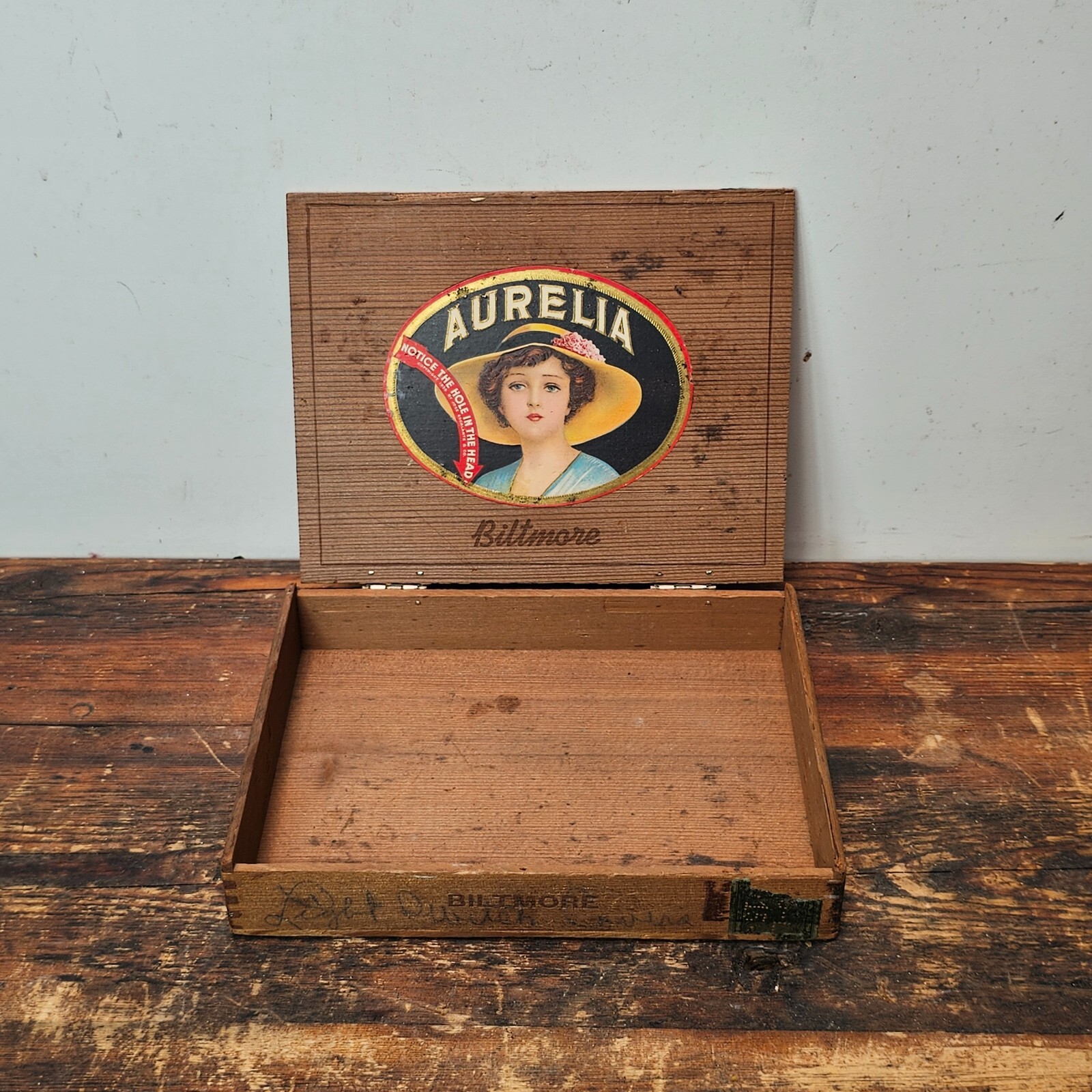 Vintage Aurelia Biltmore Cigar Box  7.75\