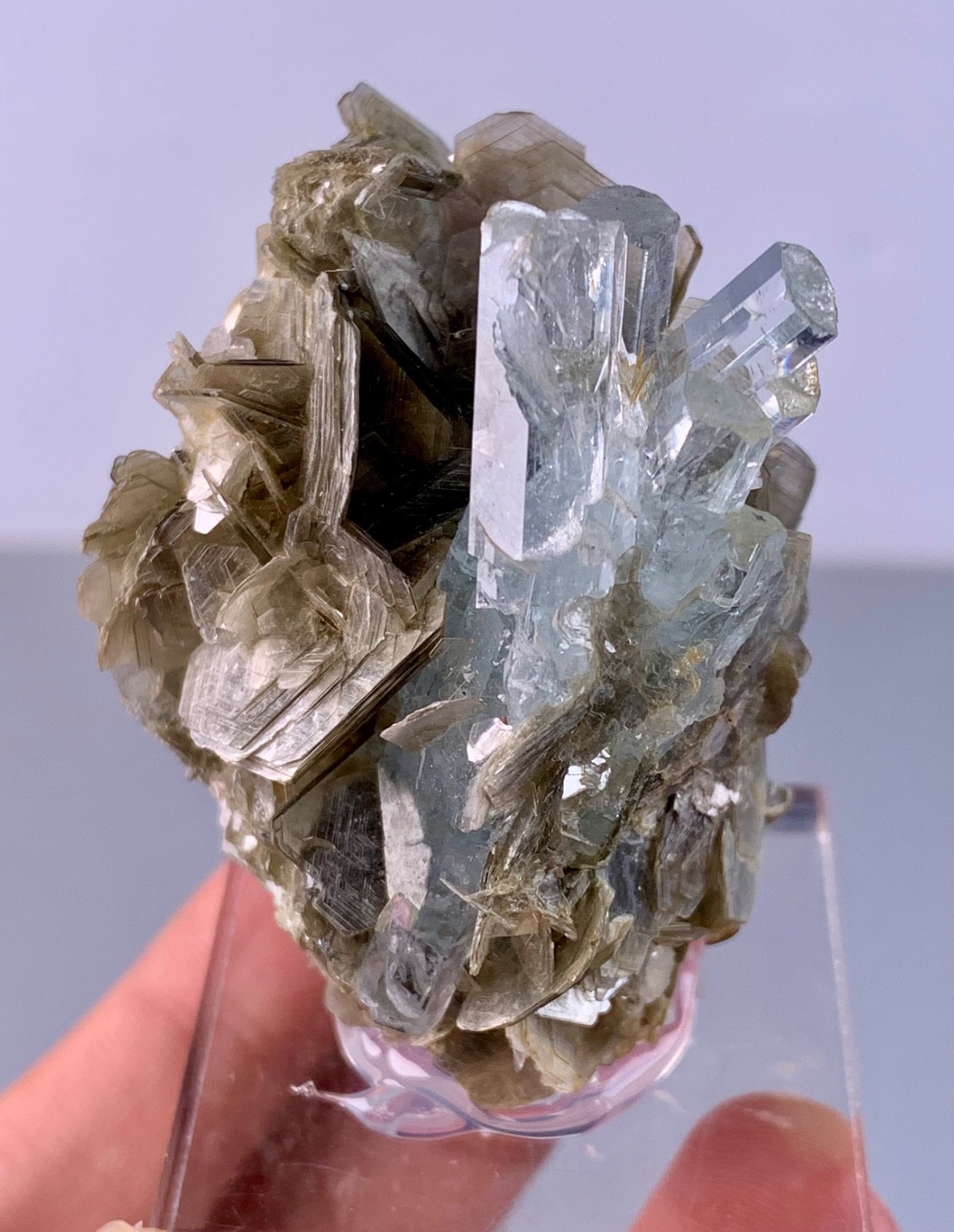 57 Gram Awesome Terminated Aquamarine Bunch With Mica From Nagar Pakistan. 57 Gram Awesome Terminated Aquamarine Bunch With Mica From Nagar Pakistan.
