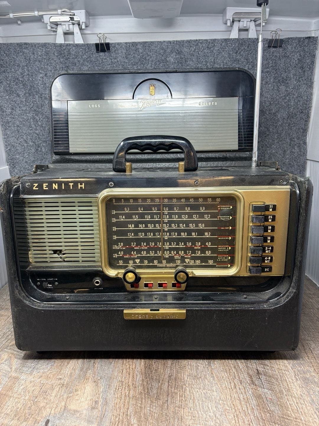1955 Zenith Trans Oceanic Wave Magnet Tube Radio Model T600 w/Book works-static