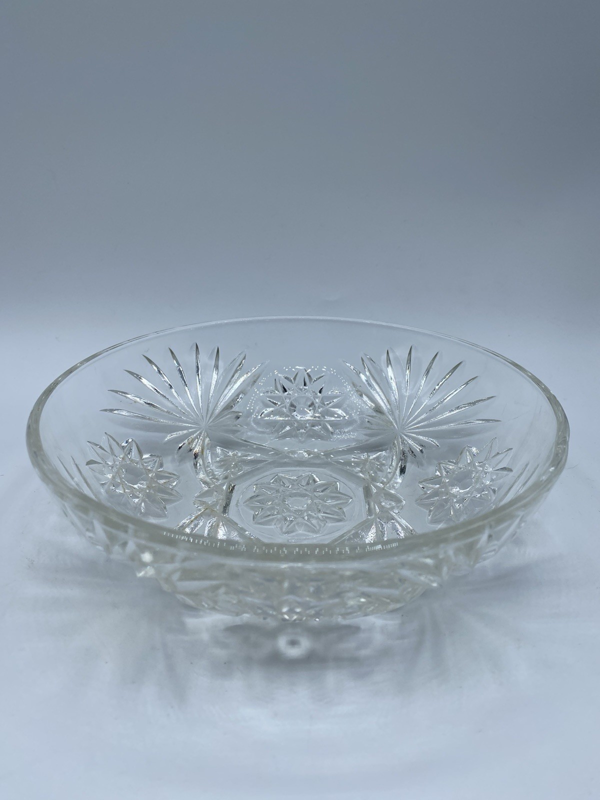 Vintage Anchor Hocking Early American Prescut Bowl 7\