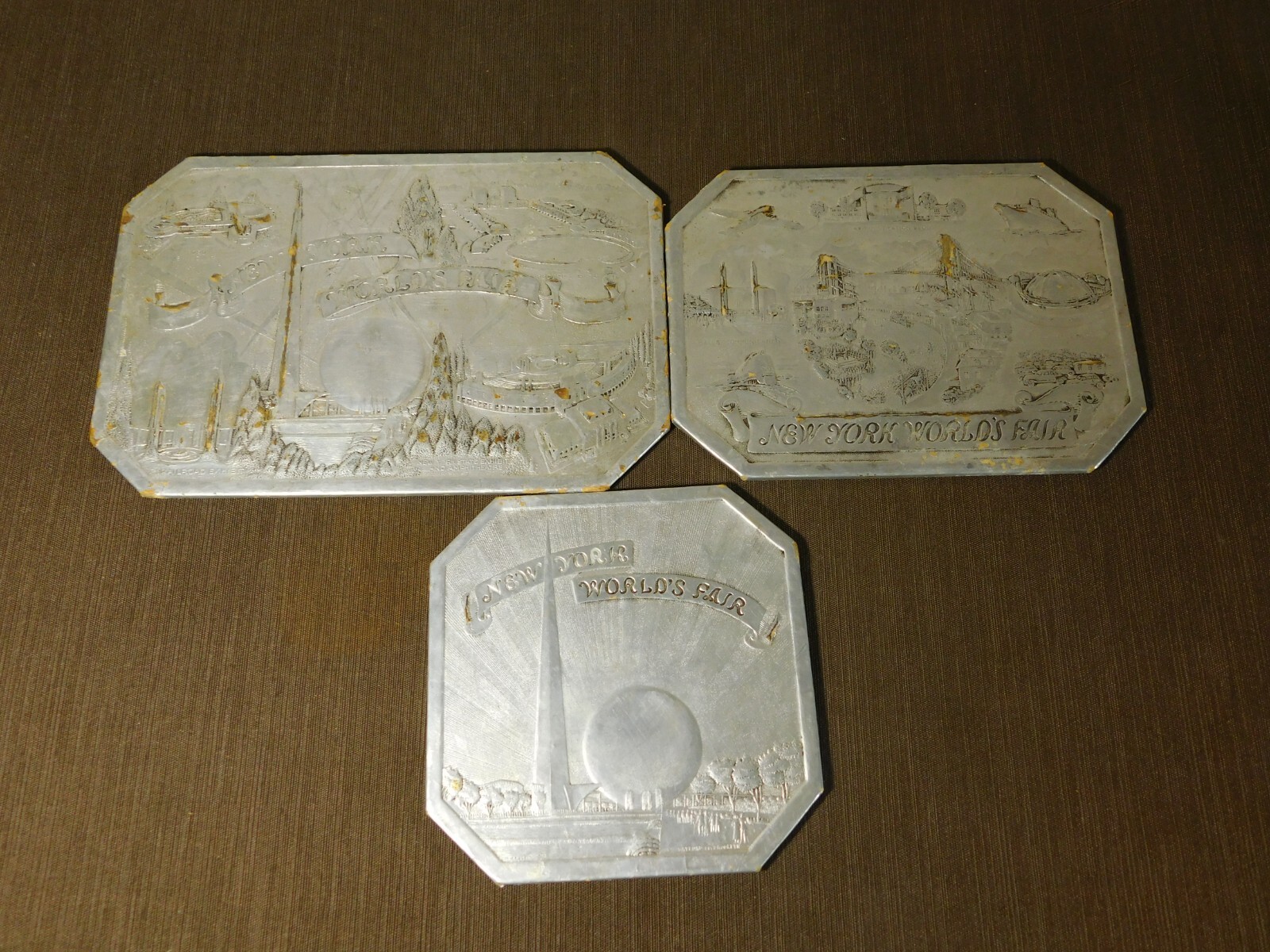 VINTAGE SOUVENIR 1939 NEW YORK WORLD\'S FAIR 3 CARDBOARD TABLE PAD PLAQUES VINTAGE SOUVENIR 1939 NEW YORK WORLD\'S FAIR 3 CARDBOARD TABLE PAD PLAQUES