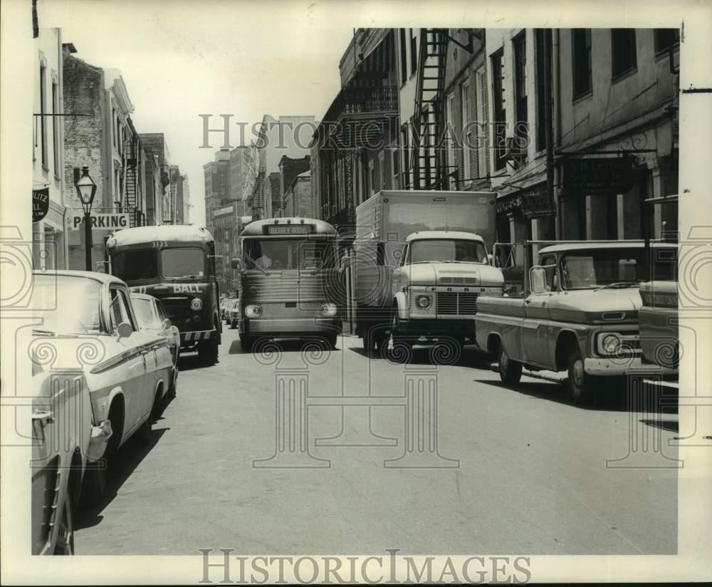 1967 Press Photo Unloading merchandise on Vieux Carre streets blocks traffic