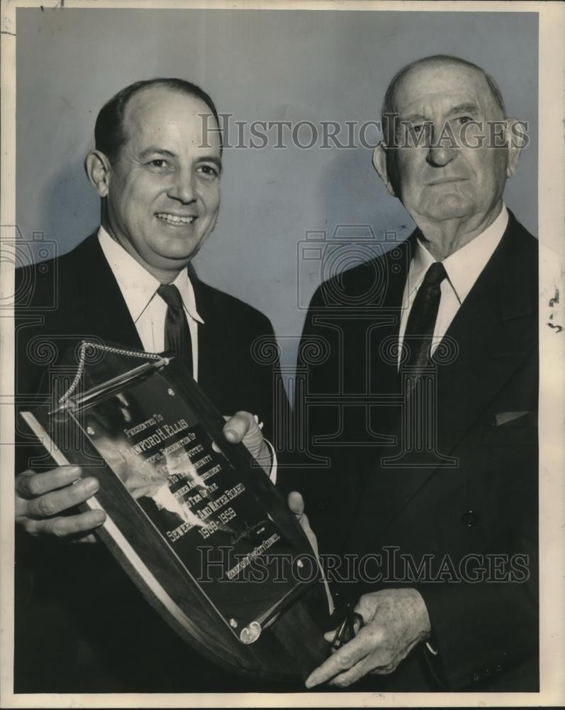 1959 Press Photo Mayor Chep Morrison presents a plaque to Crawford H. Ellis