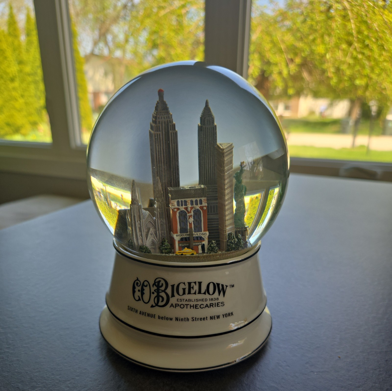 C. O. Bigelow Apothecaries Musical Snow Globe 2006 Greenwich Village NYC Scene