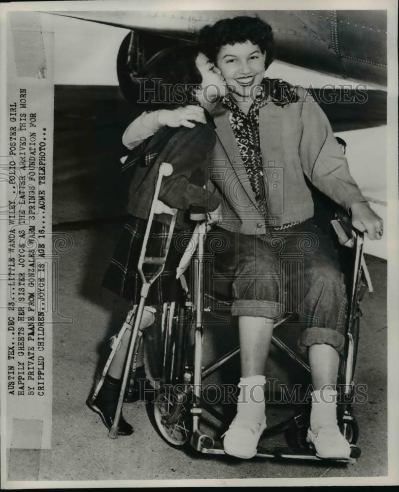 1949 Press Photo Wanda Wiley Polio Poster Girl Greets Her Sister Joyce