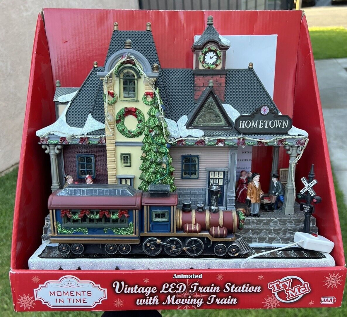 Moments In Time Christmas Vintage LED Train Station With Moving Train BRAND NEW 