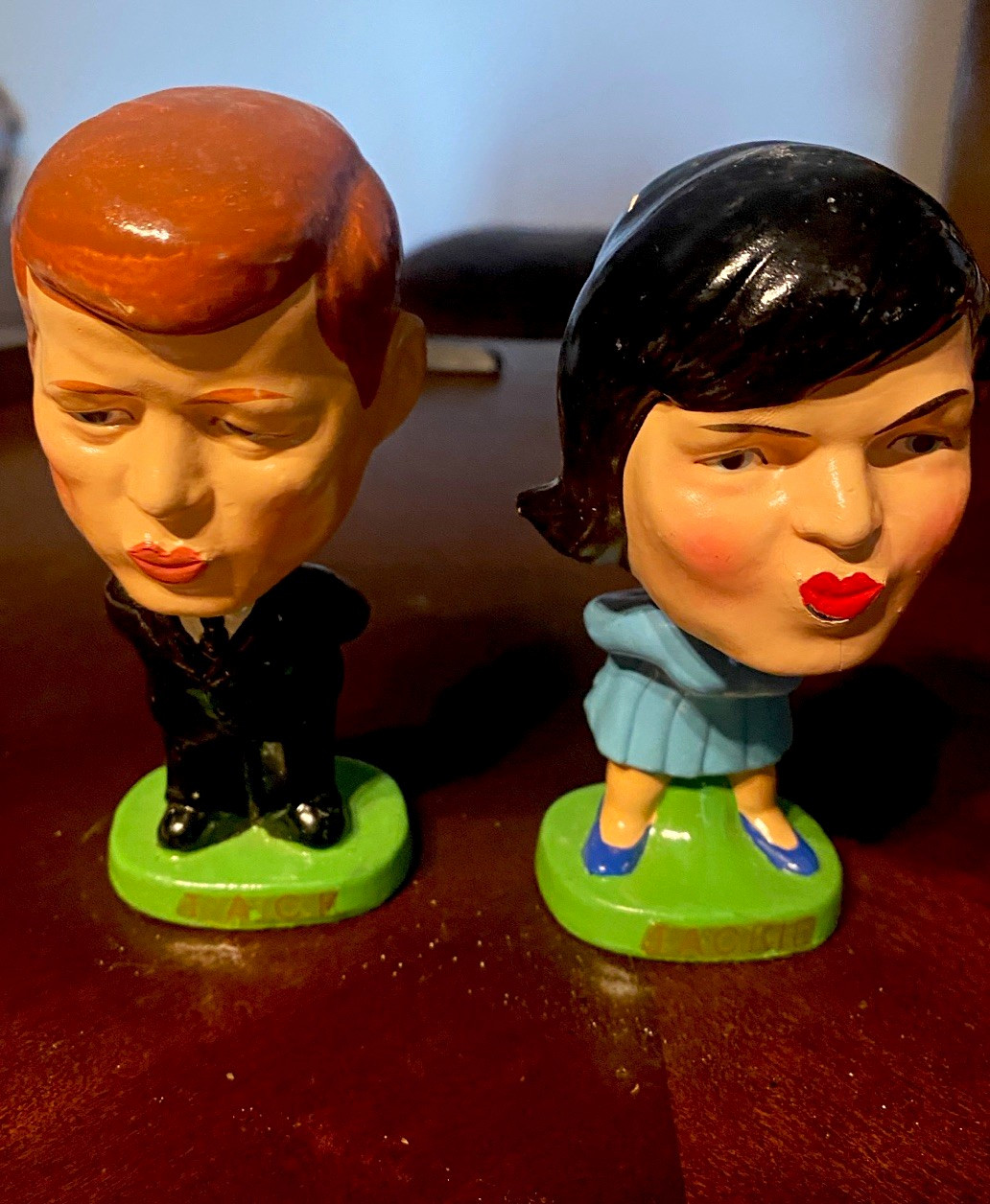 1963 JOHN JFK & JACKIE KENNEDY KISSING BOBBLE HEAD NODDER PICO NOVELTY