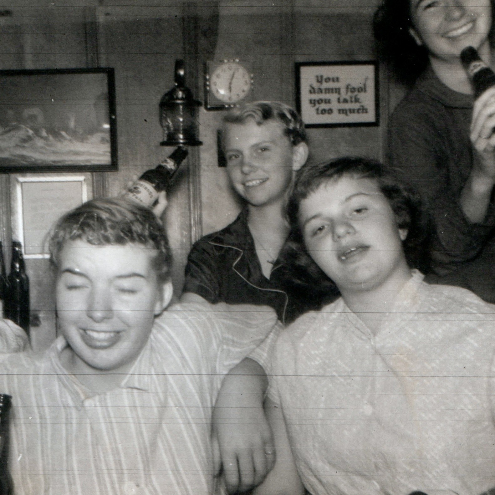 ID'd c1950s Schneidewind Oertel Women Beer Drinking Snapshot Photo Party Bar Vtg