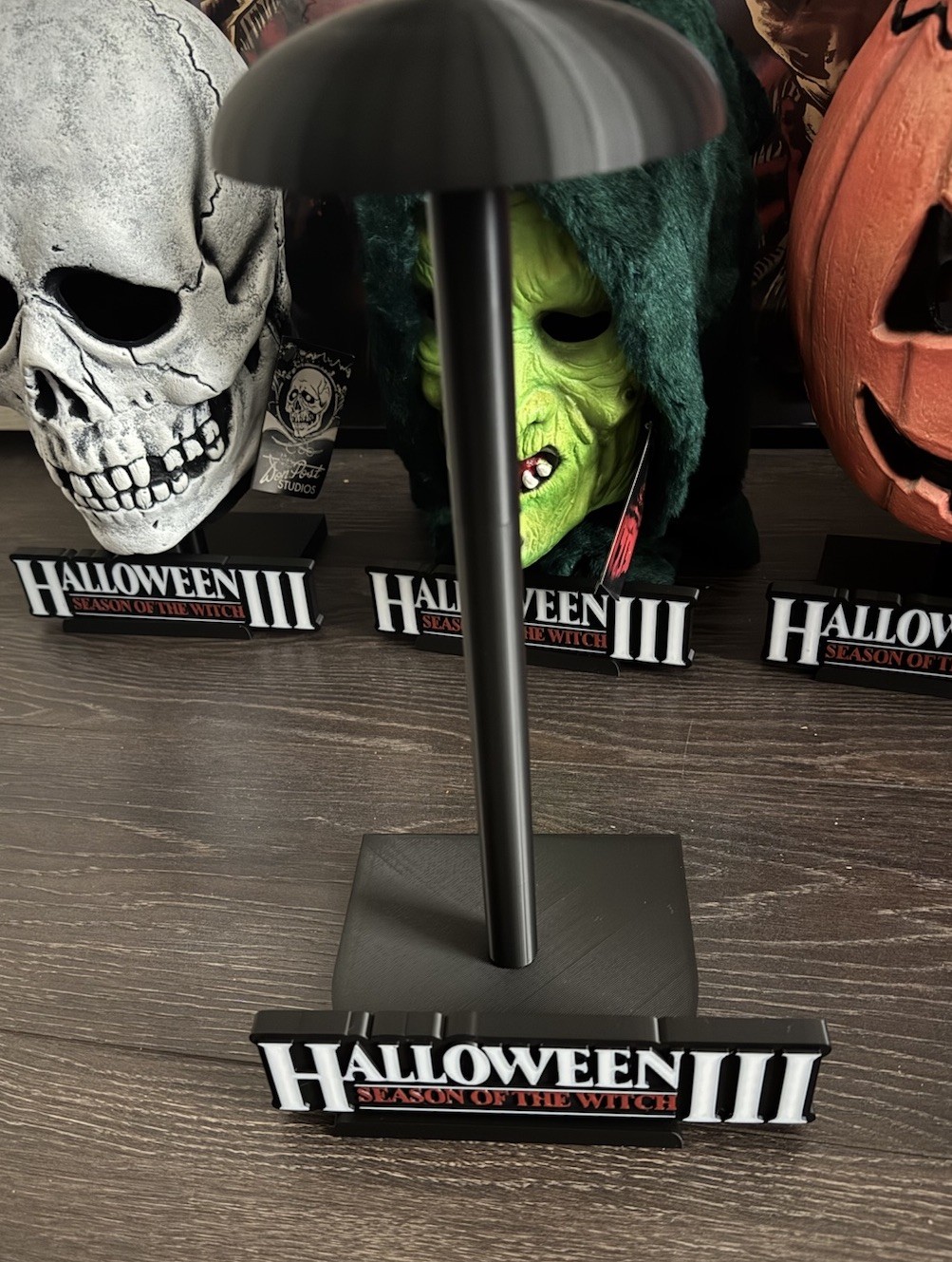 Halloween III Silver Shamrock Mask Stand – Season of the Witch Display Halloween III Silver Shamrock Mask Stand – Season of the Witch Display