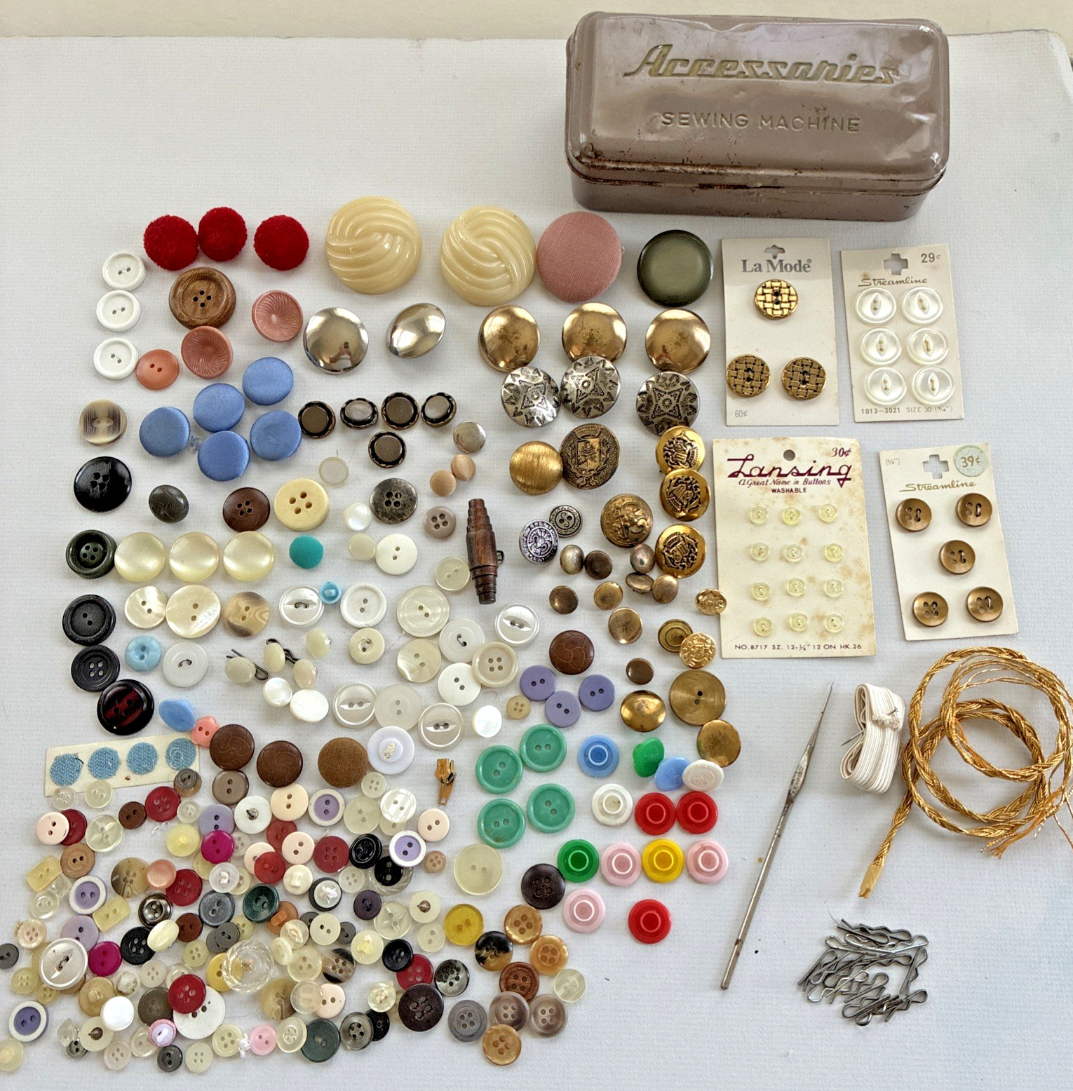 Vintage Buttons Mixed Lot 1960s - 1990s Old Sewing Tin Hook Lansing Streamline