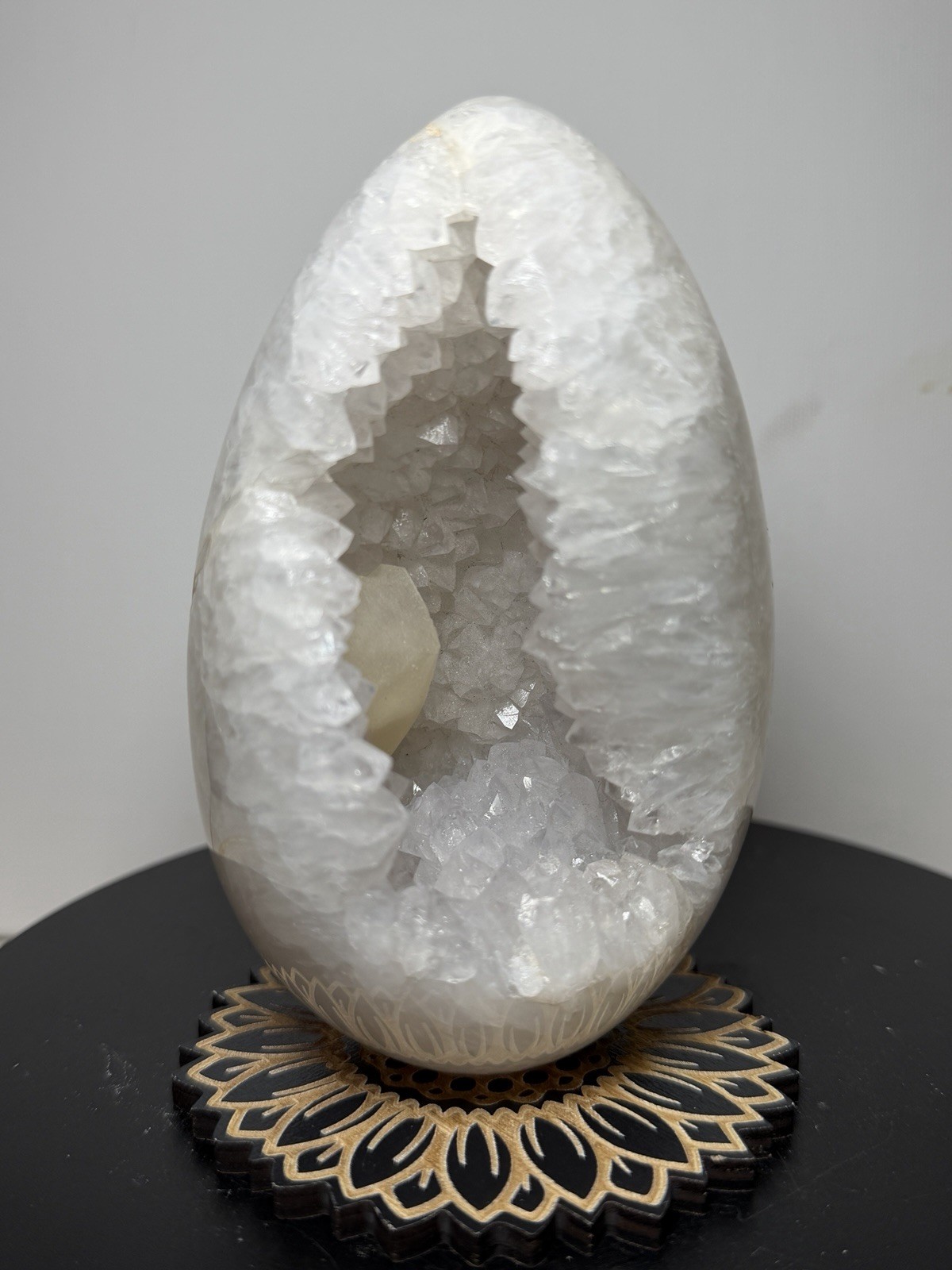 Beautiful Agate/Quartz Geode Egg w/Holder (1-lb 14.2-oz) Beautiful Agate/Quartz Geode Egg w/Holder (1-lb 14.2-oz)