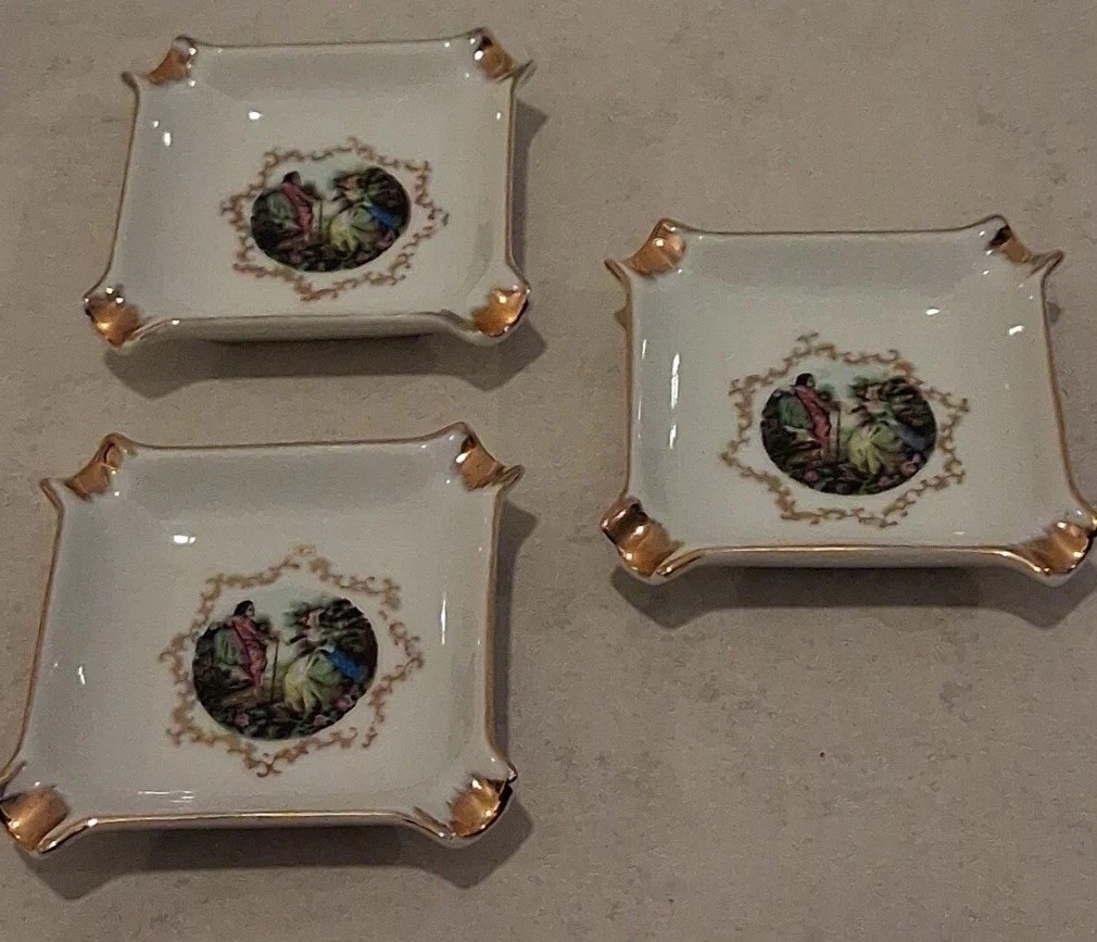 MINI ASH TRAYS ARN ART CREATION ROYAL ROMANCE 55/1157 SET OF (3) VINTAGE