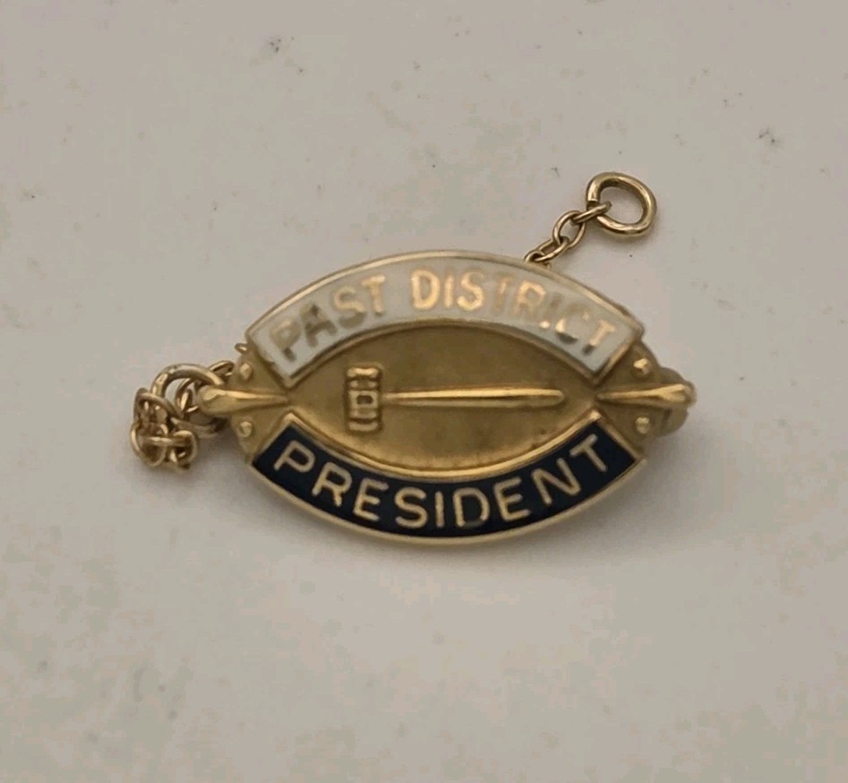 American Legion Auxiliary Past District President Pin, 10k Gold